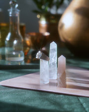 A koi cyrstal quartz ring placed over a few crystals. 